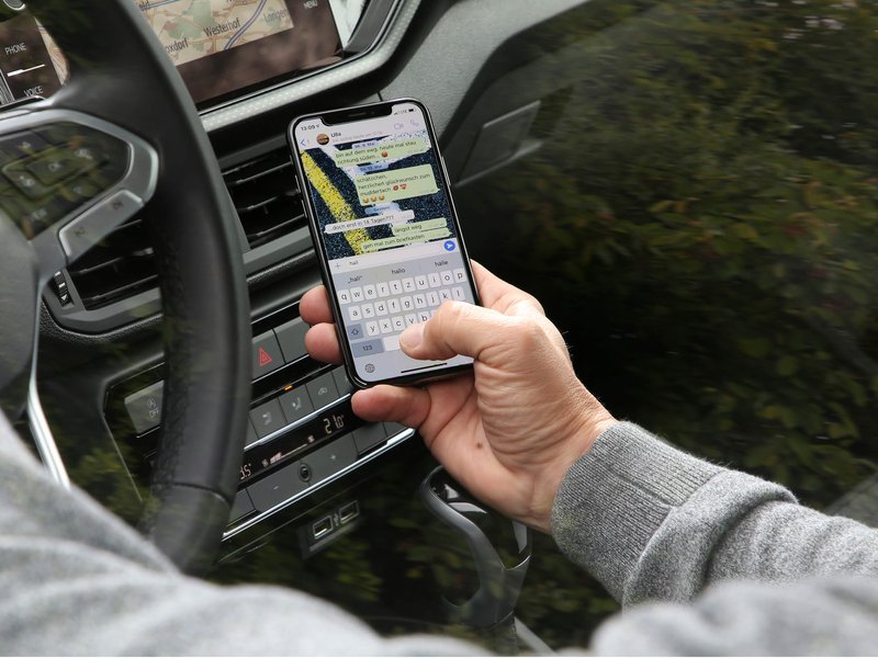 Bild multitasking-beim-autofahren.jpg